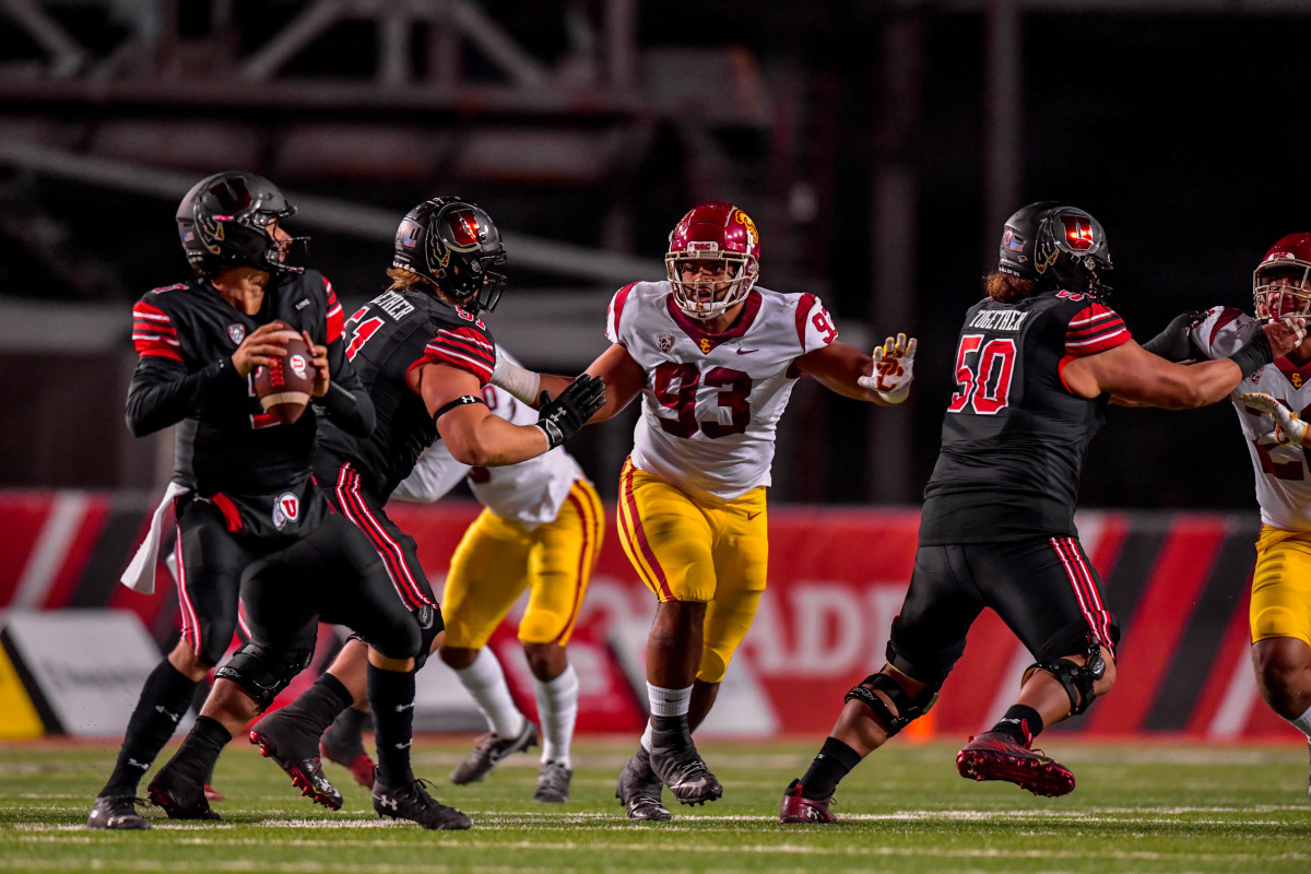 USC DL Marlon Tuipulotu. Credit: John McGillen/USC Athletics